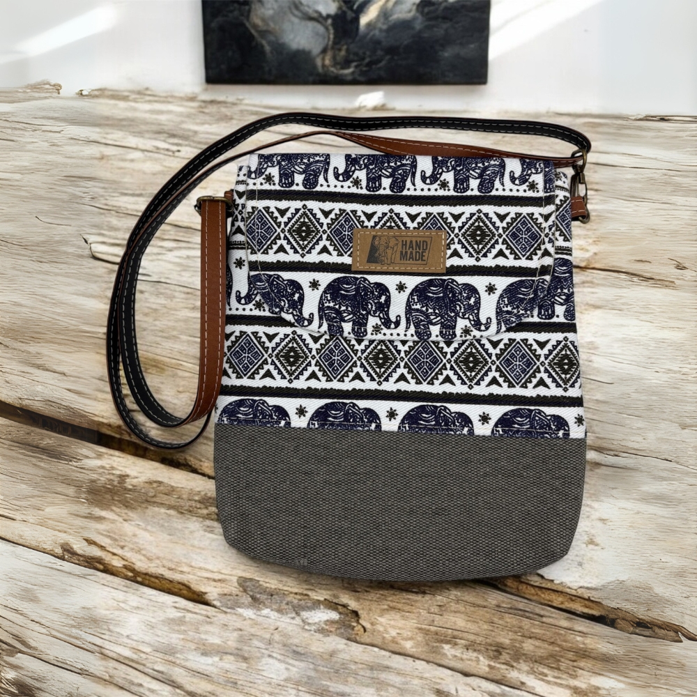 【タイ直輸入】ハンドメイドバッグ　ショルダーバッグ　エスニック柄ショルダーバッグ　ボヘミアンショルダーバッグ　青